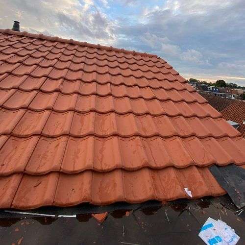 Dakdekker Wijk en Aalburg vlak pannendak met lekkage