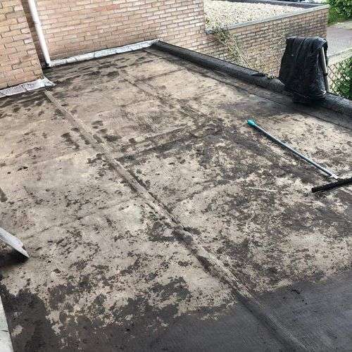 Schoonmaken van een plat dak in Wijk en Aalburg